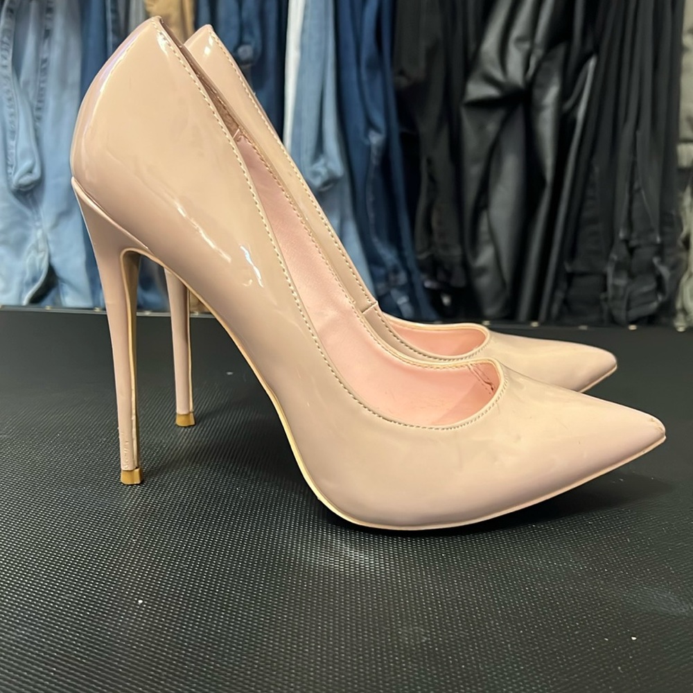 Nude patent pumps 9 / 8.5